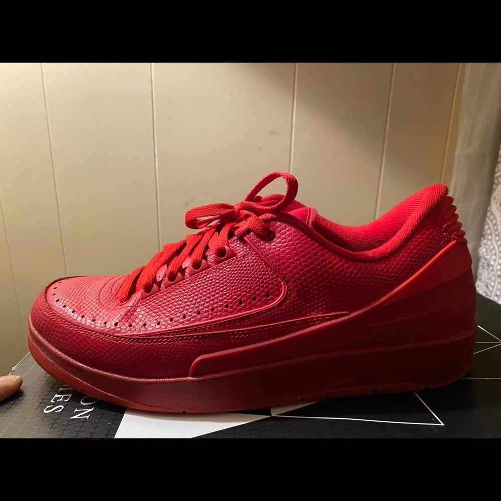 MENS LOW RED JORDAN 2s 10.5